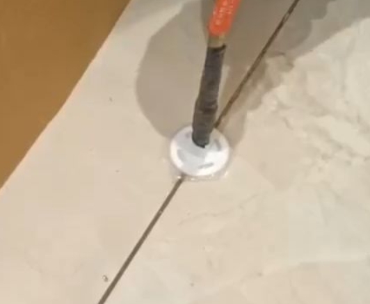 安国瓷砖空鼓维修公司专业解答瓷砖在铺贴过程中，如果没有涂抹均匀到位的粘结材料（如水泥砂浆或瓷砖胶），可能会导致以下问题